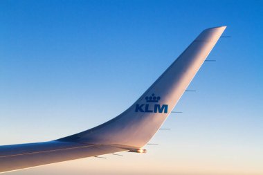 AMSTERDAM, NETHERLANDS - NOVEMBER 08: Kraliyet Hollanda Havayolları uçağı Embraer 190, 8 Kasım 2014 tarihinde Amsterdam, Hollanda 'daki Schiphol havaalanına yaklaşıyor..