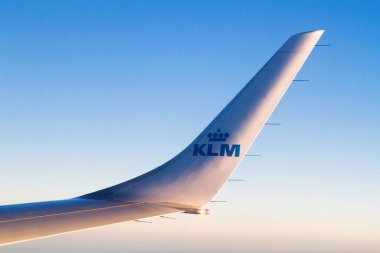 AMSTERDAM, NETHERLANDS - NOVEMBER 08: Kraliyet Hollanda Havayolları uçağı Embraer 190, 8 Kasım 2014 tarihinde Amsterdam, Hollanda 'daki Schiphol havaalanına yaklaşıyor..