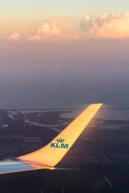 AMSTERDAM, NETHERLANDS - NOVEMBER 08: Kraliyet Hollanda Havayolları uçağı Embraer E 190, 8 Kasım 2014 tarihinde Amsterdam, Hollanda 'daki Schiphol havaalanına yaklaşıyor..