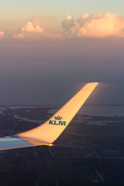 AMSTERDAM, NETHERLANDS - NOVEMBER 08: Kraliyet Hollanda Havayolları uçağı Embraer E 190, 8 Kasım 2014 tarihinde Amsterdam, Hollanda 'daki Schiphol havaalanına yaklaşıyor..