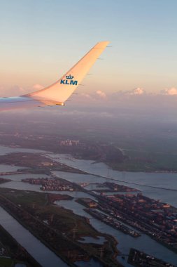 AMSTERDAM, NETHERLANDS - NOVEMBER 08: Kraliyet Hollanda Havayolları uçağı Embraer E 190, 8 Kasım 2014 tarihinde Amsterdam, Hollanda 'daki Schiphol havaalanına yaklaşıyor..
