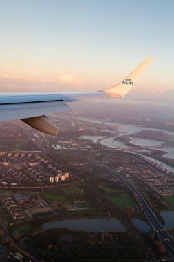 AMSTERDAM, NETHERLANDS - NOVEMBER 08: Kraliyet Hollanda Havayolları uçağı Embraer E 190, 8 Kasım 2014 tarihinde Amsterdam, Hollanda 'daki Schiphol havaalanına yaklaşıyor..