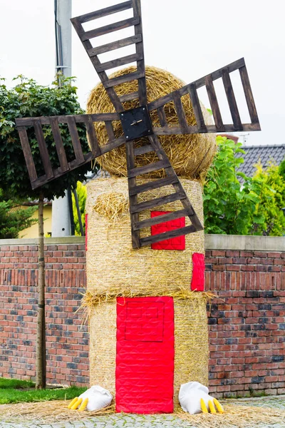 波兰西里西亚的收获节上 风车用的是一袋新稻草 — 图库照片