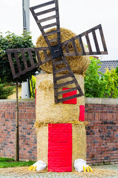 Molino Viento Conjunto Fardos Paja Fresca Festival Cosecha Polonia Silesia — Foto de Stock