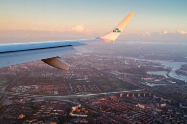 AMSTERDAM, NETHERLANDS - NOVEMBER 08: Kraliyet Hollanda Havayolları uçağı Embraer E 190, 8 Kasım 2014 tarihinde Amsterdam, Hollanda 'daki Schiphol havaalanına yaklaşıyor..