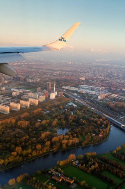 AMSTERDAM, NETHERLANDS - NOVEMBER 08: Kraliyet Hollanda Havayolları uçağı Embraer E 190, 8 Kasım 2014 tarihinde Amsterdam, Hollanda 'daki Schiphol havaalanına yaklaşıyor..