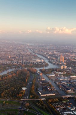 AMSTERDAM, NETHERLANDS - NOVEMBER 08: Kraliyet Hollanda Havayolları uçağı Embraer E 190, 8 Kasım 2014 tarihinde Amsterdam, Hollanda 'daki Schiphol havaalanına yaklaşıyor..