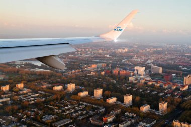 AMSTERDAM, NETHERLANDS - NOVEMBER 08: Kraliyet Hollanda Havayolları uçağı Embraer E 190, 8 Kasım 2014 tarihinde Amsterdam, Hollanda 'daki Schiphol havaalanına yaklaşıyor..