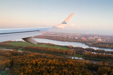 AMSTERDAM, NETHERLANDS - NOVEMBER 08: Kraliyet Hollanda Havayolları uçağı Embraer E 190, 8 Kasım 2014 tarihinde Amsterdam, Hollanda 'daki Schiphol havaalanına yaklaşıyor..