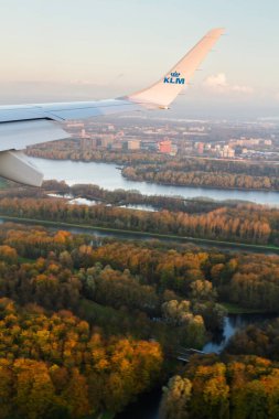 AMSTERDAM, NETHERLANDS - NOVEMBER 08: Kraliyet Hollanda Havayolları uçağı Embraer E 190, 8 Kasım 2014 tarihinde Amsterdam, Hollanda 'daki Schiphol havaalanına yaklaşıyor..