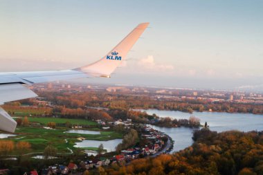 AMSTERDAM, NETHERLANDS - NOVEMBER 08: Kraliyet Hollanda Havayolları uçağı Embraer E 190, 8 Kasım 2014 tarihinde Amsterdam, Hollanda 'daki Schiphol havaalanına yaklaşıyor..
