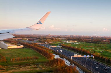 AMSTERDAM, NETHERLANDS - NOVEMBER 08: Kraliyet Hollanda Havayolları uçağı Embraer E 190, 8 Kasım 2014 tarihinde Amsterdam, Hollanda 'daki Schiphol havaalanına yaklaşıyor..