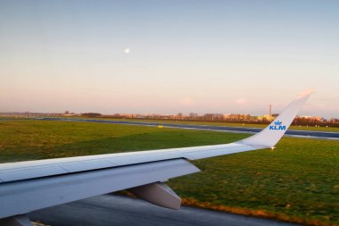 AMSTERDAM, NETHERLANDS - NOVEMBER 08: Kraliyet Hollanda Havayolları uçağı Embraer E 190, 8 Kasım 2014 tarihinde Amsterdam, Hollanda 'daki Schiphol havaalanına yaklaşıyor..