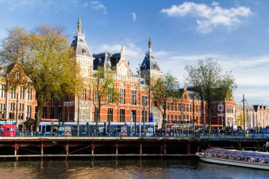 Hollanda 'daki Amsterdam Merkez İstasyonu. Turist domuzları Amsterdam 'da dolaşmak için popüler bir yoldur..