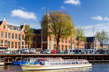 AMSTERDAM, NETHERLANDS - Kasım 08, 2014 Amsterdam Merkez İstasyonu. Turist domuzları Amsterdam 'da dolaşmak için popüler bir yoldur..