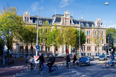 AMSTERDAM, NETHERLANDS - Kasım 08: 08: 00 Amsterdam sokaklarından birinin görüntüsü.