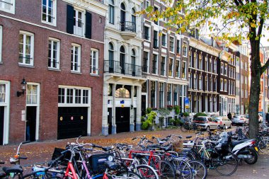 AMSTERDAM, NETHERLANDS - 12 Kasım 2014: Amsterdam şehir merkezindeki bisiklet yolunun görüntüsü, 12 Kasım 2014.