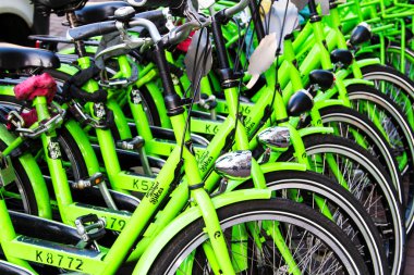 AMSTERDAM, NETHERLANDS - 10 Kasım 2014 'te Amsterdam, Hollanda' da park edilmiş geleneksel Hollanda bisikleti.