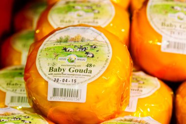 AMSTERDAM, NETHERLANDS - 10 Kasım 2014: Peynir 10 Kasım 2014 tarihinde Amsterdam, Hollanda 'da pazarda satışa sunuldu. Hollanda peynirleriyle ünlüdür..