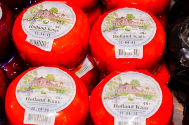 AMSTERDAM, NETHERLANDS - 10 Kasım 2014: Peynir 10 Kasım 2014 tarihinde Amsterdam, Hollanda 'da pazarda satışa sunuldu. Hollanda peynirleriyle ünlüdür..