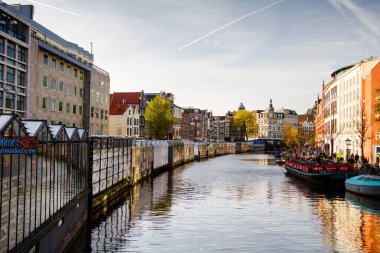 AMSTERDAM, NETHERLANDS - 10 Kasım 2014 'te Amsterdam, Hollanda' daki çiçek pazarının arkasındaki tipik Hollanda kanalı.