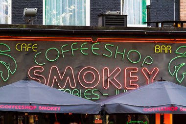 AMSTERDAM, NETHERLANDS - 10 Kasım: Coffee-EMBER Smokey, Amsterdam, Rembrandt Meydanı 'ndaki en büyük meydanda bulunan bir kenevir kahve dükkanıdır. 10 Kasım 2014 Amsterdam, Hollanda