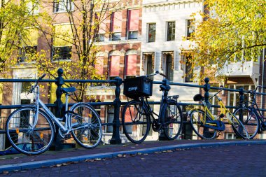 Bisikletler Hollanda, Amsterdam kanalları üzerinde bir köprü oluşturuyorlar.