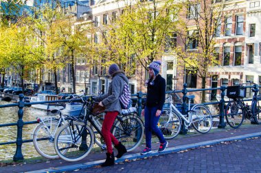 AMSTERDAM, NETHERLANDS - 10 Kasım 2014 tarihinde Amsterdam, Hollanda 'da köprüde park edilmiş geleneksel bir Alman bisikleti. Amsterdam 'da birkaç milyon bisiklet vardır..