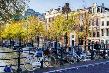 AMSTERDAM, NETHERLANDS - 10 Kasım 2014 tarihinde Amsterdam, Hollanda 'da köprüde park edilmiş geleneksel bir Alman bisikleti. Amsterdam 'da birkaç milyon bisiklet vardır..