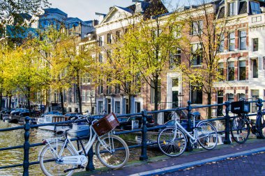 AMSTERDAM, NETHERLANDS - 10 Kasım 2014 tarihinde Amsterdam, Hollanda 'da köprüde park edilmiş geleneksel bir Alman bisikleti. Amsterdam 'da birkaç milyon bisiklet vardır..