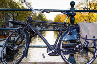 Bisikletler Hollanda, Amsterdam kanalları üzerinde bir köprü oluşturuyorlar.