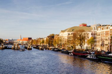 Amsterdam, Hollanda ve Avrupa 'da bir kanalda güzel evler