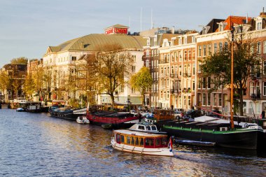 Amsterdam, Hollanda ve Avrupa 'da bir kanalda güzel evler