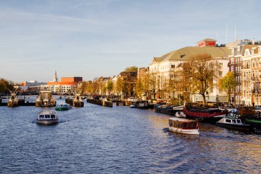 Amsterdam, Hollanda ve Avrupa 'da bir kanalda güzel evler