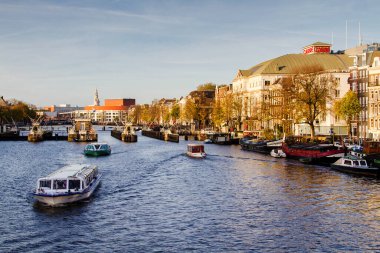 Amsterdam, Hollanda ve Avrupa 'da bir kanalda güzel evler