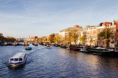 Amsterdam, Hollanda ve Avrupa 'da bir kanalda güzel evler