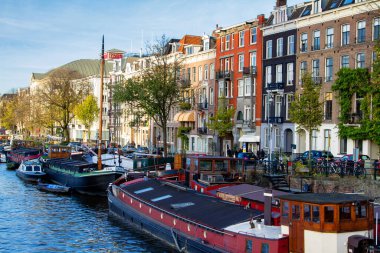 AMSTERDAM, NETHERLANDS - 10 Kasım 2014 'te Amsterdam, Hollanda, Avrupa' da güzel evler.