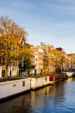 Amsterdam, Hollanda 'da kanal kenarındaki eski evler