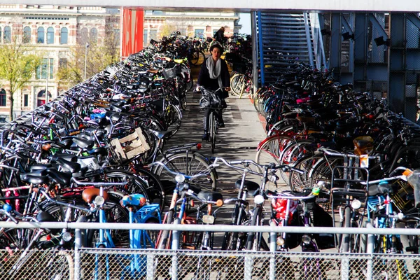 Amsterdam Países Bajos Noviembre Estacionamiento Bicicletas Pocos Pisos Ámsterdam Holanda —  Fotos de Stock