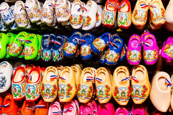 Hollandalı bir perakende dükkanında satılık takunyalar. Ahşap ayakkabılar Hollanda 'dan geleneksel bir hediyedir.