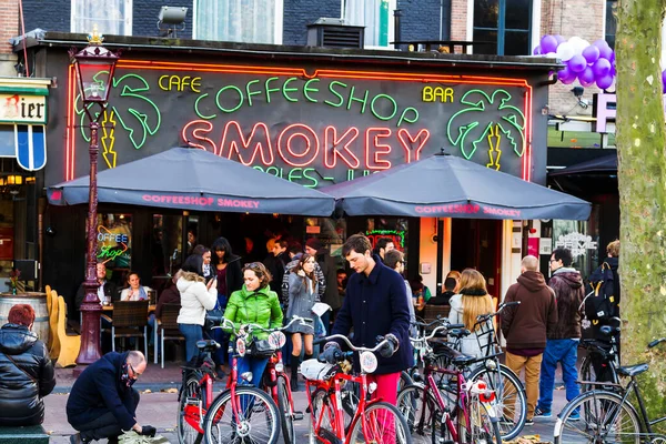 AMSTERDAM, NETHERLANDS - 10 Kasım: Coffee-EMBER Smokey, Amsterdam, Rembrandt Meydanı 'ndaki en büyük meydanda bulunan bir kenevir kahve dükkanıdır. 10 Kasım 2014 Amsterdam, Hollanda