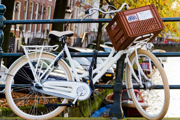 Amsterdam Niderlandy Listopad Tradycyjny Rower Holenderski Zaparkowany Moście Amsterdamie Holandia — Zdjęcie stockowe