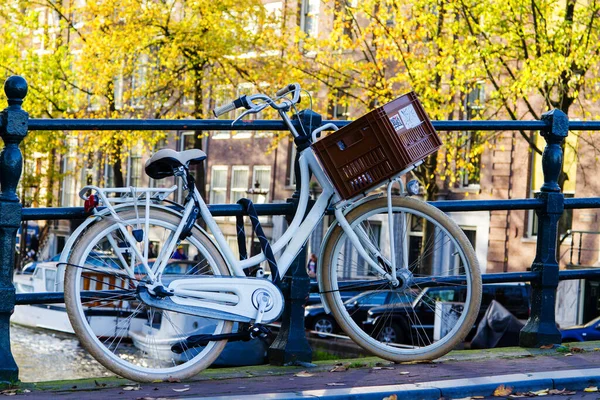 Amsterdam Países Bajos Noviembre Bicicleta Holandesa Tradicional Estacionada Puente Ámsterdam —  Fotos de Stock