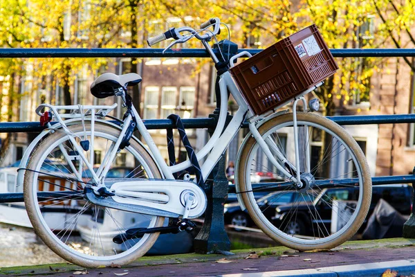 Amsterdam Niderlandy Listopad Tradycyjny Rower Holenderski Zaparkowany Moście Amsterdamie Holandia — Zdjęcie stockowe