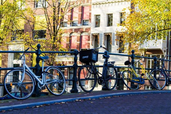 Bicicletas Bordeando Puente Sobre Los Canales Ámsterdam Países Bajos —  Fotos de Stock