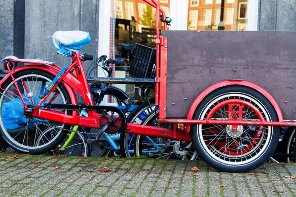 オランダのアムステルダムの正面に駐車している伝統的なオランダの自転車 — ストック写真