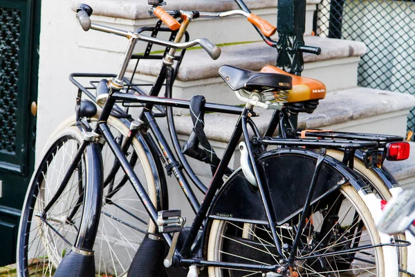 네덜란드 암스테르담에 정면에 주차되어 전통적 자전거 — 스톡 사진