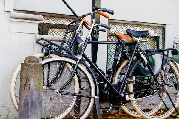 Traditionell Holländsk Cykel Parkerad Längst Fram Amsterdam Nederländerna — Stockfoto