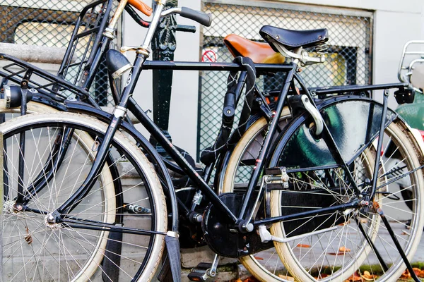 Bicicleta Holandesa Tradicional Estacionada Parte Delantera Ámsterdam Países Bajos — Foto de Stock