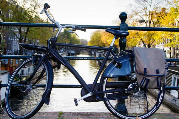 Bicicletas Bordeando Puente Sobre Los Canales Ámsterdam Países Bajos — Foto de Stock